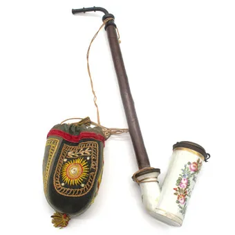 PIPE HISTORIQUE À TÊTE EN PORCELAINE, PEINTE À LA MAIN, AVEC DEVISE, 19E SIÈCLE.