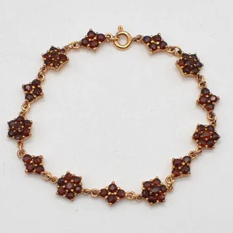 ČLÁNKOVÝ NÁRAMEK S ALMANDINEM V KULATÉM BRUSU, POZLACENÉ STŘÍBRNÉ NASTAVENÍ, RUČNÍ PRÁCE, KOLEM 1950, CCA 18,5 CM.