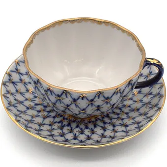 洛莫诺索夫皇家瓷器厂。“钴蓝网纹”茶杯及茶碟，手工钴蓝彩绘配金色点缀。俄罗斯，20世纪。