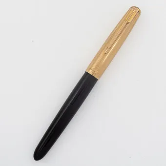 Täytekynä Parker 51, kaksoiskorkki, 14 karaatin kultakärki, made in England, 1940-1960-luvut.