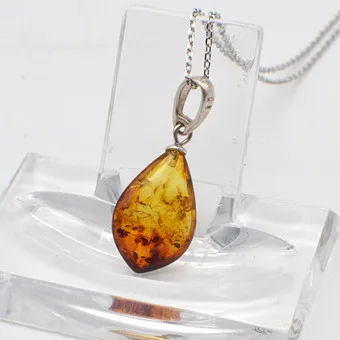 DESIGNER NECKLACE WITH AN AMBER PENDANT WITH LEAF INCLUSIONS, TEARDROP-SHAPED AND POLISHED, STERLING SILVER ANCHOR CHAIN, STUDIO STAMP "BB", VINTAGE.