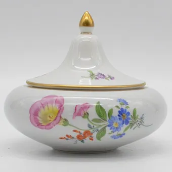 MEISSEN, posliininen kansirasia, kukkakimppu- ja hajakukkakoristelu, kultareuna, 2. laatu, Saksa, 1900-luvun puoliväli.