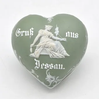 Secesní Jasper dóza, "Gruss aus Dessau", biscuitový porcelán, ručně vyřezávaná, Německo, pozdní 19. století, pravděpodobně Schäfer & Vater (Volkstedt).