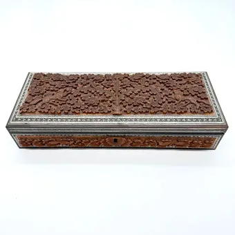 Antigua caja oriental de madera con talla floral e incrustaciones, hacia 1900
