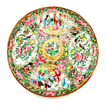 Assiette chinoise Famille Rose avec décor de figures, oiseaux et fleurs, 19e siècle #1.