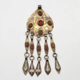 JEMENITISCHER GLIEDERANHÄNGER, NEUSILBER UND FARBSTEIN CABOCHONE, GRAVURDEKOR, UM 1900.