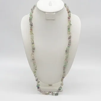 COLLIER EN PIERRE DE FLUORITE, DU VIOLET AU VERT, FORME NATURELLE, SURFACE POLIE À LA MAIN, CHAÎNE SANS FERMOIR, VINTAGE, ENV. 80 CM.