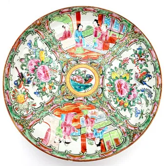 Assiette chinoise Famille Rose avec décor de figures, oiseaux et fleurs, 19e siècle, D. 21,5 cm.
