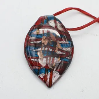 Pendentif en verre de Murano, forme de feuille, verre d'atelier, paillettes d'or et feuille d'argent, Italie, vers 1950.