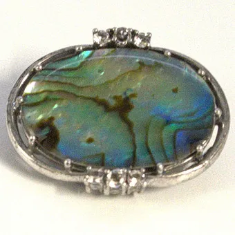 BROCHE DESIGNER EN ARGENT 835 ; MONTURE FILIGRANE AVEC GRAND CABOCHON EN NACRE ET PIERRES BLANCHES, 20E SIÈCLE.
