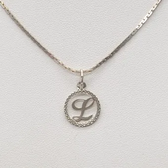 Collier avec lettre "L", pendentif et chaîne ancrée en argent sterling, Italie, vers 2000.