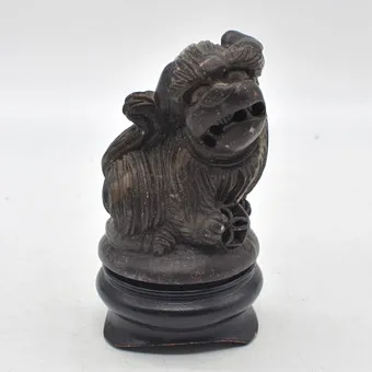 SCULPTURE CHINOISE, FOO-DOG AVEC BALLON, PIERRE À SAVON AVEC INCLUSIONS ET BOIS, TAILLÉE À LA MAIN, 19E SIÈCLE.