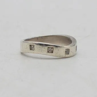 Smykkefom (SMK), Danish designer ring in sterling silver, curved form, four zircons, size 17 / 57 mm, vintage.