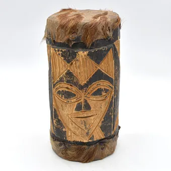 AFRIKAANSE STAMTROM, HOUT EN LEER, HANDGEMAAKT EN HANDGESNEDEN, 20E EEUW.