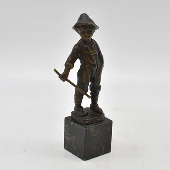 JULIUS PAUL SCHMIDT-FELLING (1835-1920). AFTER. BOY WITH STICK, SCULPTURE, BRONZE ON MARBLE BASE, CIRCA 1900.