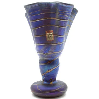 JOSKA. DESIGN DE STUDIO, GRAND VASE, VERRE, SURFACE IRISÉE, STYLE LÖTZ, FIN DU 20E SIÈCLE.