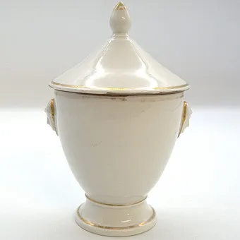 Tasse Empire ancienne avec couvercle, blanc et or, début du 19e siècle.