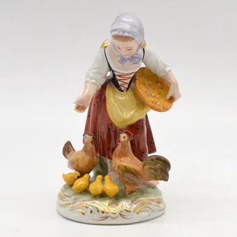 Ernst Bohne & Söhne. "Selka a slepice", durynská porcelánová figurka, polychromní, Německo, kolem 1950.