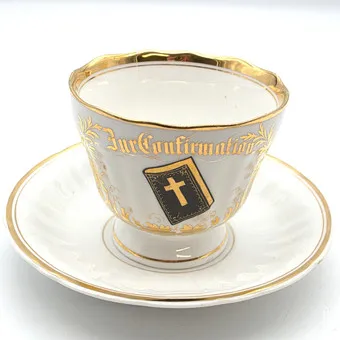BIEDERMEIER-KAFFEETASSE MIT UNTERTASSE - MIT AUFRSCHRIFT: ZUR KONFIRMATION.
