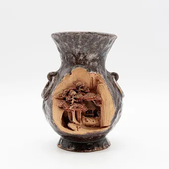 Vase chinois en céramique avec sculpture ajourée de pins et décor de cour, vers 1980.