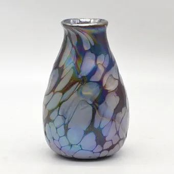 JOHANN LOETZ WITWE. VASE JUGENDSTIL, VERRE, SURFACE CREUSEE, DECOR IRISE, KLOSTERMÜHLE, VERS 1902.