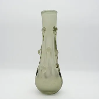 VASE AUS MURANOGLAS, NOPPENVASE, WEISS MIT TRANSPARENTEN, LEICHT GRAUEN ÜBERFANG.