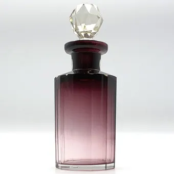 Ludwig Moser. Flacon en verre cristal de Karlsbad, bouchon en cristal facetté, dégradé violet - début 20e siècle.