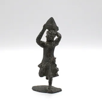 Brutalistická bronzová figurka.