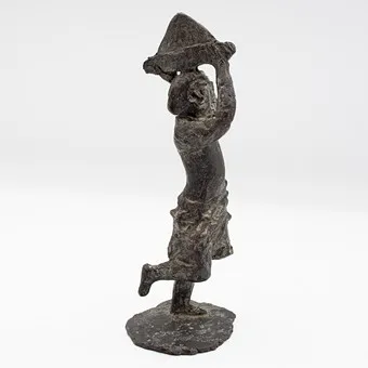 Brutalistisk bronsefigur.