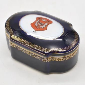 FRIEDRICH EGER & CO. PORZELLANFABRIK MARTINRODA, "KIEL", BOÎTE À COUVERCLE, PORCELAINE, BLEU COBALT, PEINTURE DORÉE, 20E SIÈCLE.