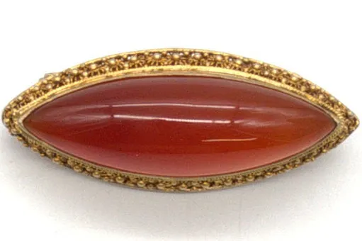 BROCHE EN ARGENT DORÉ AVEC UNE GRANDE CORNALINE CHINE 20E SIÈCLE.