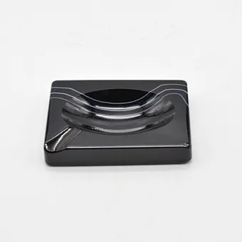 Cendrier design, verre d'atelier, noir à rayures blanches, 20e siècle.