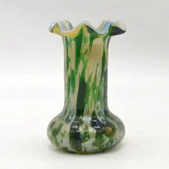 Vase Art nouveau bohémien, verre opalin avec couche, vert-beige, décor irisé, marbré, particules scintillantes vertes, Allemagne, vers 1900.