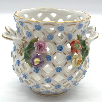 Cache-pot en porcelaine de Dresde ajouré avec fleurs.