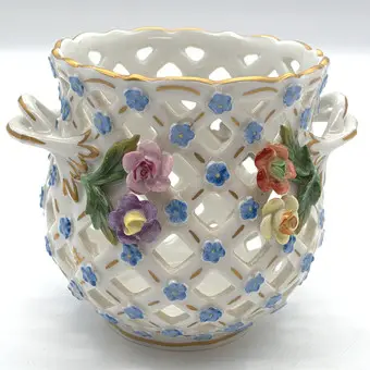 Cache-pot en porcelaine de Dresde ajouré avec fleurs.