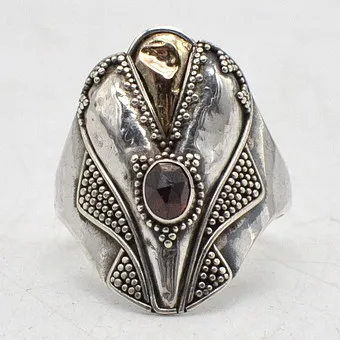 Bague Art nouveau, argent sterling avec grenat, incrustation or (testé) 14 carats, vers 1900, taille n° 14/ 54 mm.