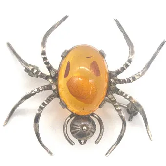 ANTIKE BROSCHE 835 SILBER IN PLASTISCHER FORM EINER SPINNE, MIT HONIGBERNSTEIN-CABOCHON BESETZT, DEUTSCHLAND, 20. JAHRHUNDERT, PUNZIERT.