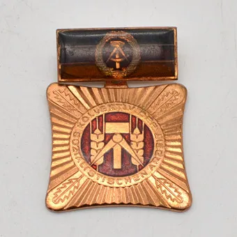 DDR INSIGNE-BROSCHE, VANAF 1966, COLLECTIEF VAN SOCIALISTISCHE ARBEID, EMAILLE OP METAAL.