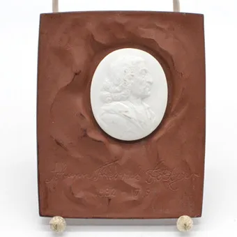 MANUFACTURE ROYALE DE PORCELAINE DE MEISSEN, PLAQUETTE DU 300E ANNIVERSAIRE DE JOHANN FRIEDRICH BÖTTGER 1682-1719, EN GRÈS DE BÖTTGER, 1982.