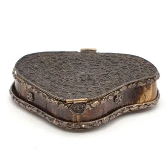 ANCIENNE BOÎTE À PILULES TIBÉTAINE, MONTURE EN MAILLECHORT, DÉCOR D'ORNAMENTS ET DE FLEURS, FAIT MAIN, 19E SIÈCLE.