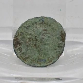 RÖMISCHE MÜNZE, 3. JAHRHUNDERT, STRAHLENKRONE UND VIRTUS, KUPFER, VERMUTLICH CLAUDIUS II GOTHICUS (268-269).