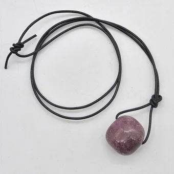 RUBELLITE NATURELLE (ENV. 143 CARATS), CORDON EN SIMILI CUIR, 20E SIÈCLE.