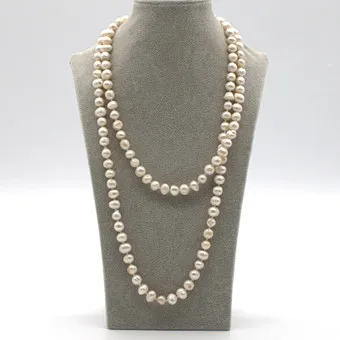 Collier de perles d'eau douce vintage, noué à la main et entre chaque perle.