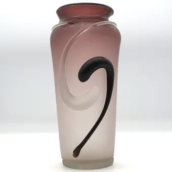 Essie Zareh. Vase en verre d'atelier, soufflé à la main par Essie Zareh avec décorations en verre appliquées et signature.
