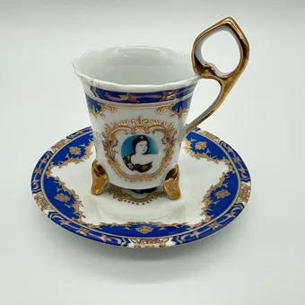VINTAGE PORCELAIN MOCHA CUP, GILT FEET, CAMEO DECOR.