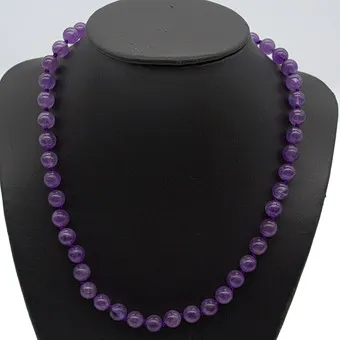 AMETHYST BEAD NECKLACE, INDIVIDUALLY KNOTTED, POLISHED BEADS, 8K YELLOW GOLD CLASP, 20TH CENTURY, APPROX. 46 CM.