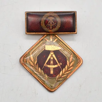 DDR-insigne vanaf 1969, Activist van de socialistische arbeid, emaille op metaal.
