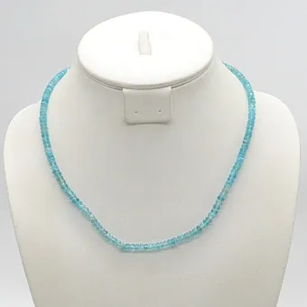 AQUAMARINE COLLIER, FACETTIERTE PERLEN, 14 KARAT KARABINER UND KETTE, 20. JAHRHUNDERT, CA. 50 CM.