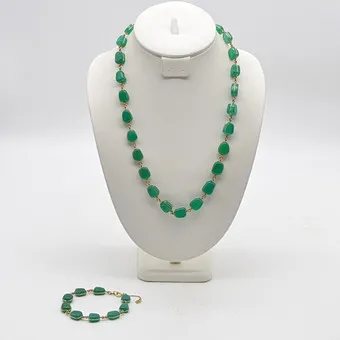 Handgemaakte sieradenset van chrysopraas, schakelketting en armband, gold doublé zetting, rond 1950.