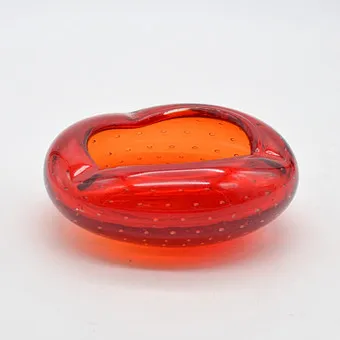 SKANDINAVISCHE DESIGNERSCHALE, STUDIOGLAS, ROT, KONTROLLIERTE LUFTEINSCHLÜSSE, UM 1950.